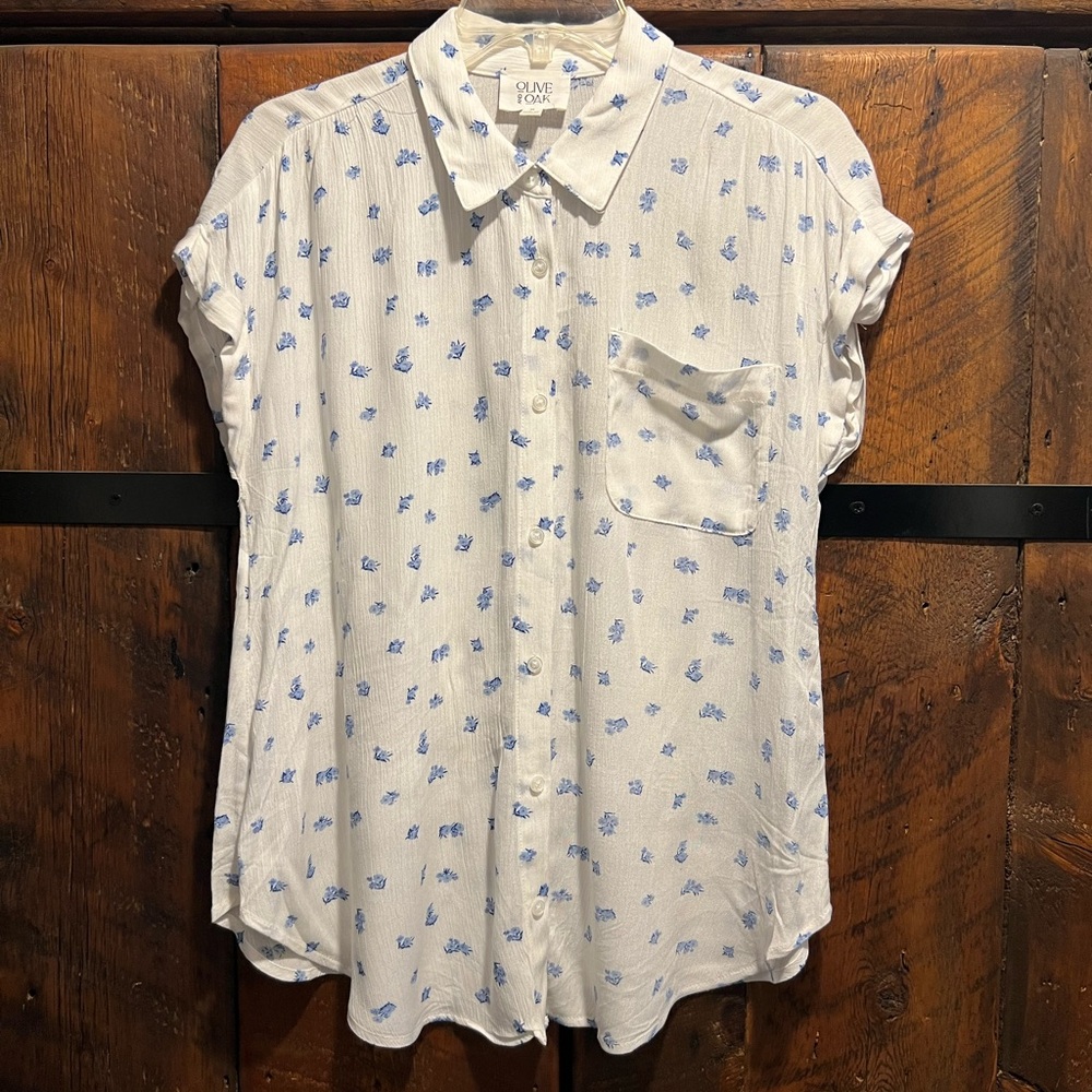 Olive & Oak White Button-Front Blouse with Blue Floral Print